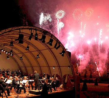 Orchester mit Feuerwerk