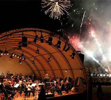 Orchester mit Feuerwerk